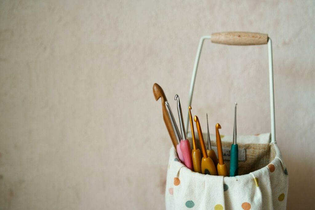 a bag filled with lots of different colored needles